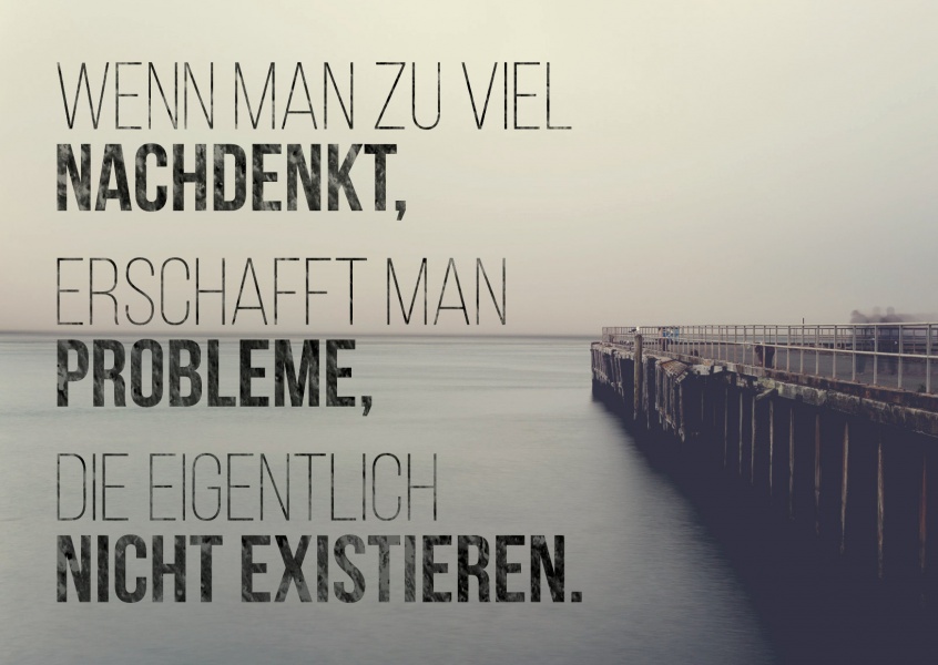 Grusskarte mit bild vom meer und einen weisen spruch über das nachdenken und leben