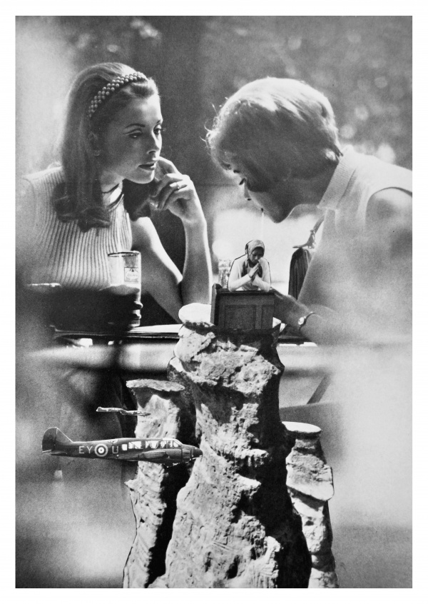 Belrost surreale collage in bianco e nero di due ragazze avendo il caffè