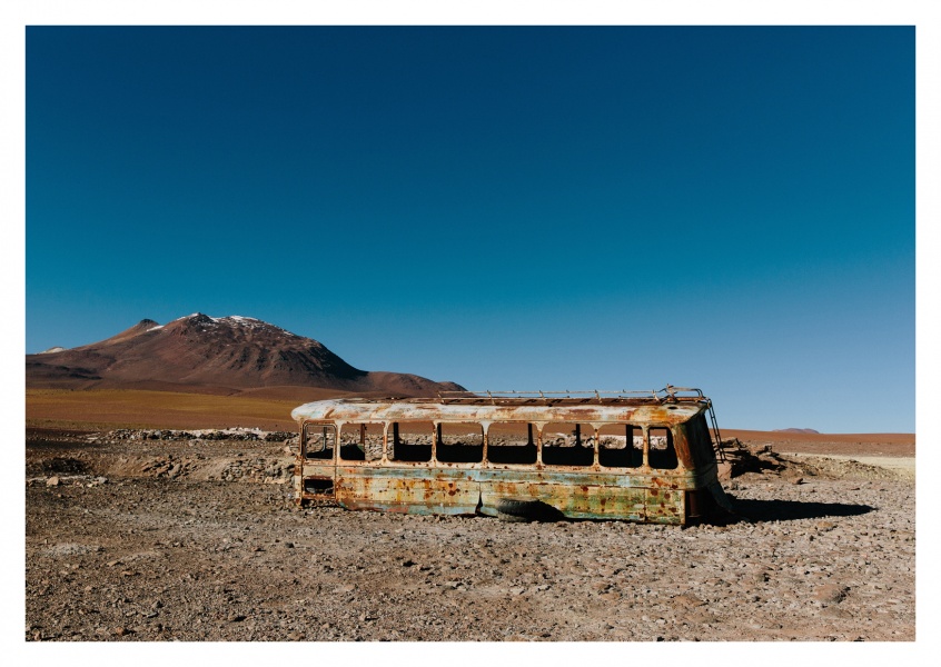 Ausgebrannter Schoolbus in der Wüste