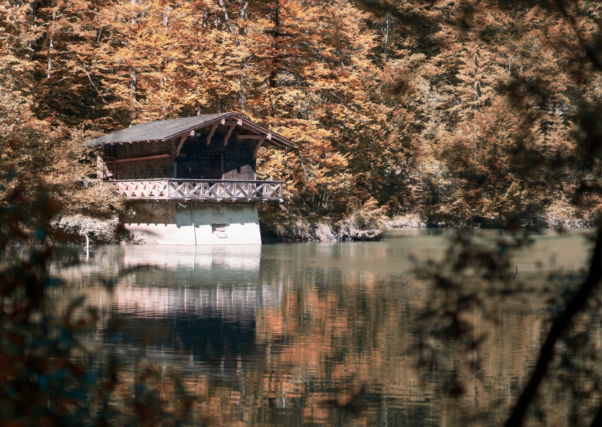 James Graf foto cabine por um lago na floresta