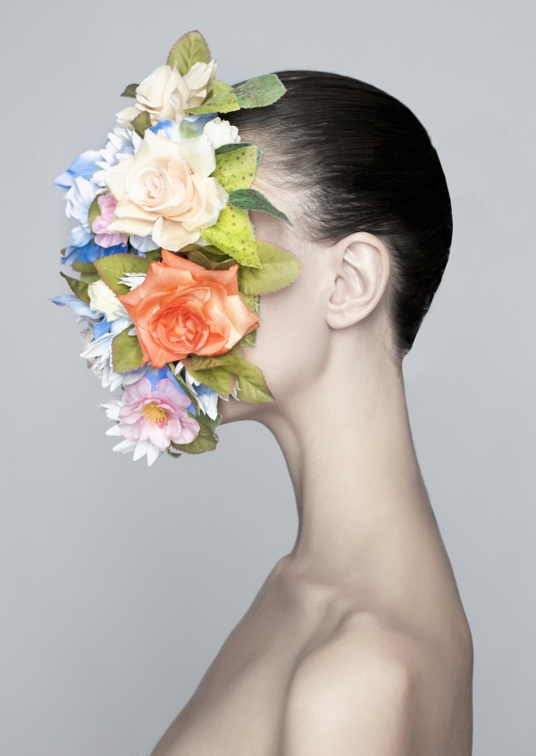 Kubsitika Mädchen mit Blumen vor Gesicht