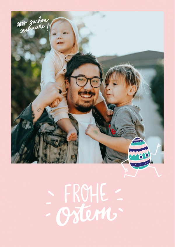 Frohe Ostern - wir suchen zuhause! Buntes laufendes Ei auf einem rosa Hintergrund 