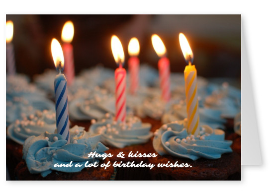 La tarjeta con la torta y deseos de cumpleaños