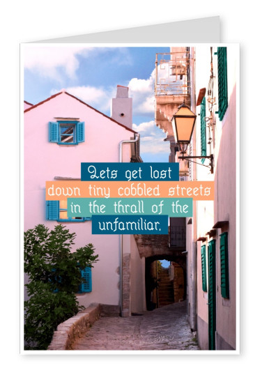 cartão postal de citação Let's get lost para baixo pequenas ruas de paralelepípedos no encalço do desconhecido