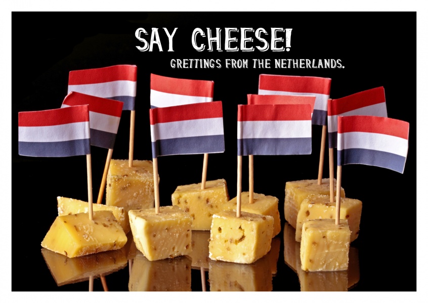Foto von Käse mit niederländischer Flagge auf Zahnstochern und Spruch Say Cheese–mypostcard