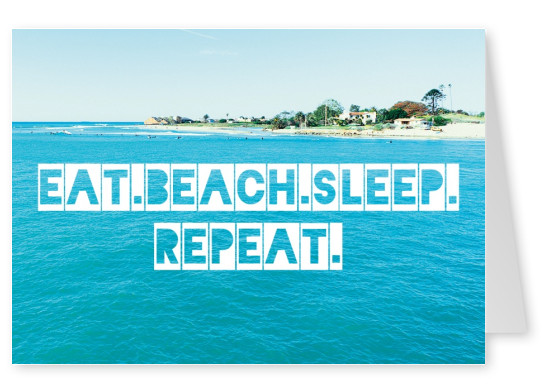 Postkarte mit dem schriftzug  eat. beach. sleep. repeat. in weiß auf einem foto mit strand und meer.