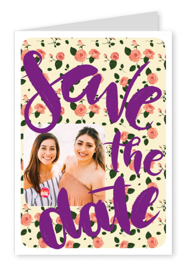 Personalisierbare karte mit platz für ein foto mit blumenmuster und großem lila schriftzug: save the date