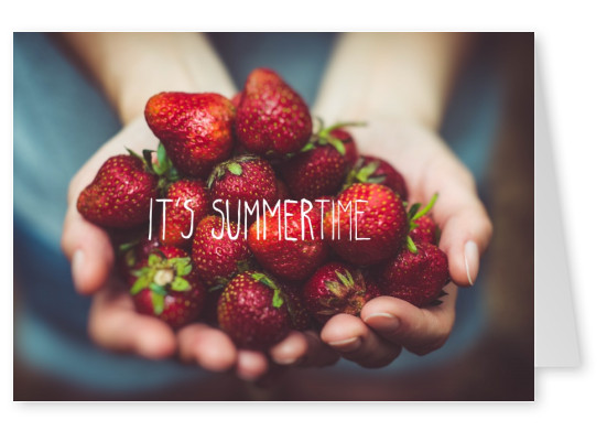 grusskarte mit foto von händen voll mit erdbeeren