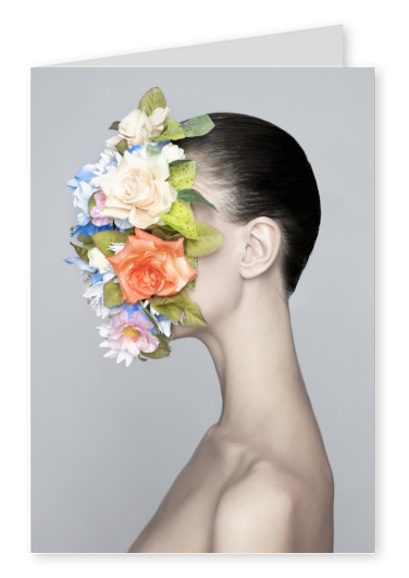 Kubsitika Mädchen mit Blumen vor Gesicht
