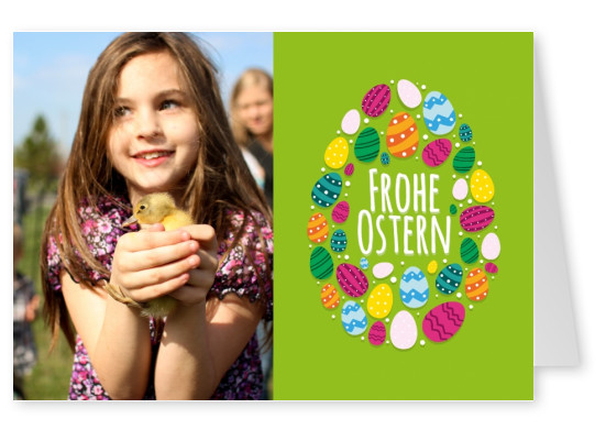 frohe Ostern mit bunten Ostereier in Ostereiform auf grünem Hintergrund