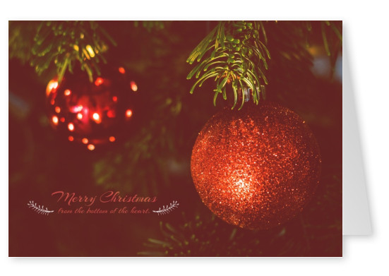 Frohe Weihnachten mit rote Christbaumkugeln