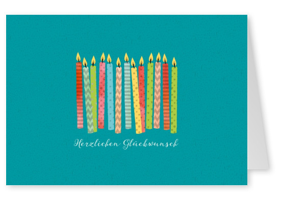 bunte Geburtsagskerzen in einer Reihe auf blaugrünem Hintergrund von Gutschverlag–mypostcard