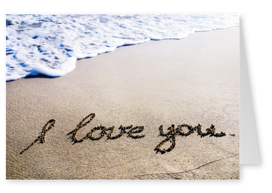 Strand mit Wellen und der von Hand in den Sand geschriebenen Nachricht I love you