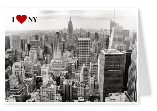 Postkarte i love new york mit einem schwarzweiss foto von der skyline new york aus der vogelperspektive