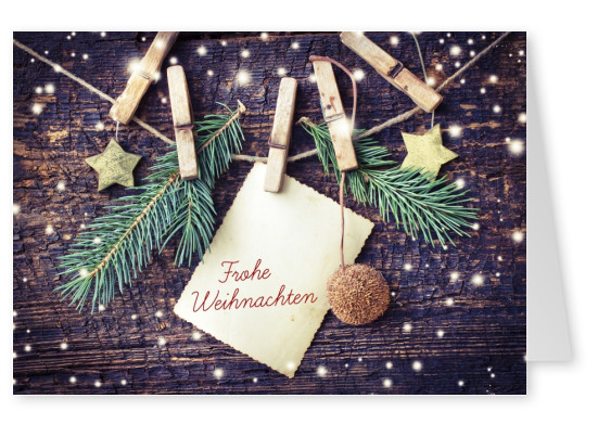 Frohe weihnachten Postkarte mit selbst gebastelte Dekoration Tannenzweig Holz Sterne 