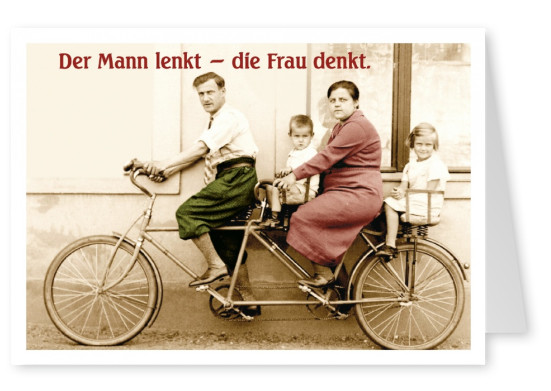 lustige retro vintage grusskarte mit foto mit familie auf tandem fahrrad mit dem spruch Der mann lenkt - die frau denkt.