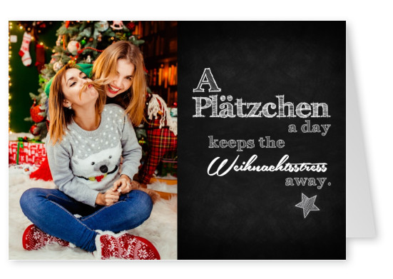 A Plätzchen a day keeps the Weihnachtsstress away Postkarte schwarz weiss
