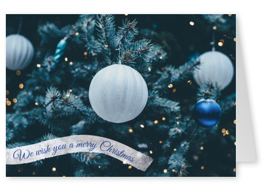 Weihnachtsgrußkarte wünscht merry Christmas auf blauem Christbaummotiv mit Kugeln