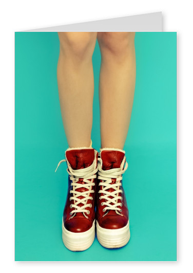Kubistika rote Sneaker mit Frauenbeinen