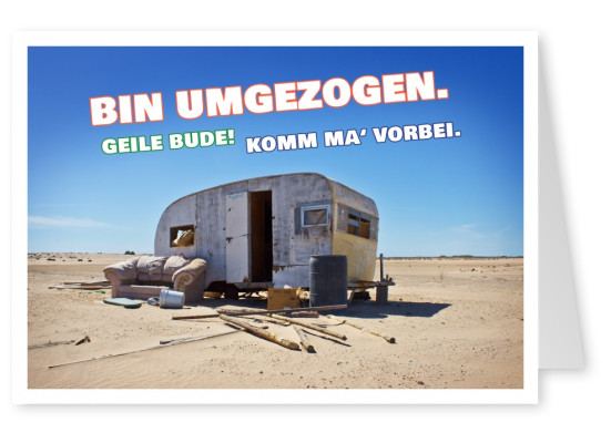 Foto von altem Wohnwagen in der Wüste mit Spruch zur neuen Wohnung postkarte einladung