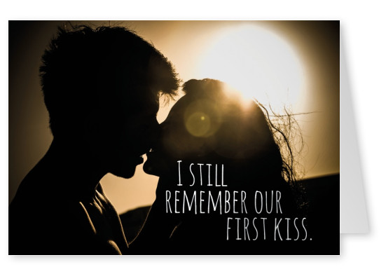 Leidenschaftlich küssendes Pärchen im Sonnenuntergang mit den Worten I still remember our first kiss