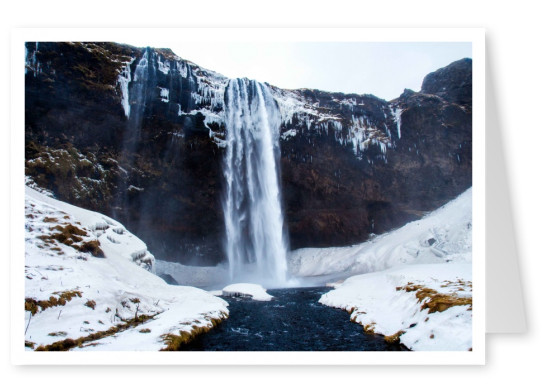 Grosser Wasserfall in Winterlandschaft