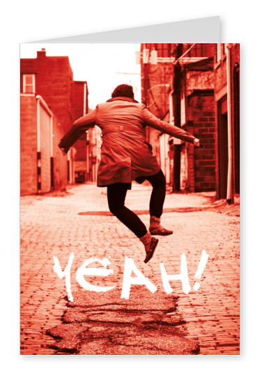 Foto von in die Luft springendem Mann in kleiner Straße in rot