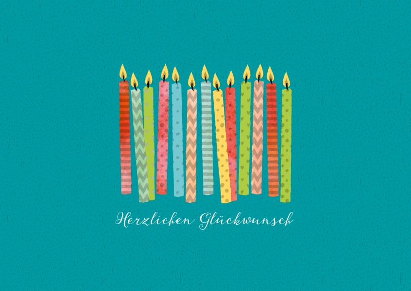 bunte Geburtsagskerzen in einer Reihe auf blaugrünem Hintergrund von Gutschverlag–mypostcard
