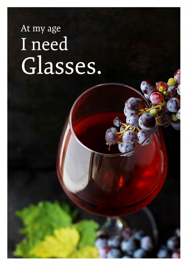 photo glass of red wine and grapes