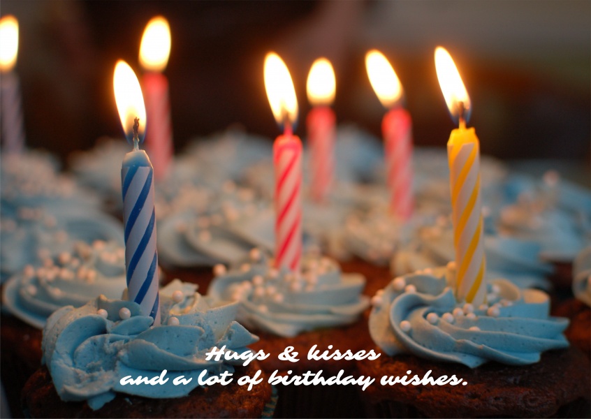 Carte avec un gâteau et des souhaits d'anniversaire