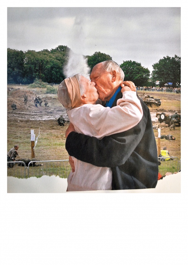 Belrost collage mit altem küssendem Paar auf Schlachtfeld