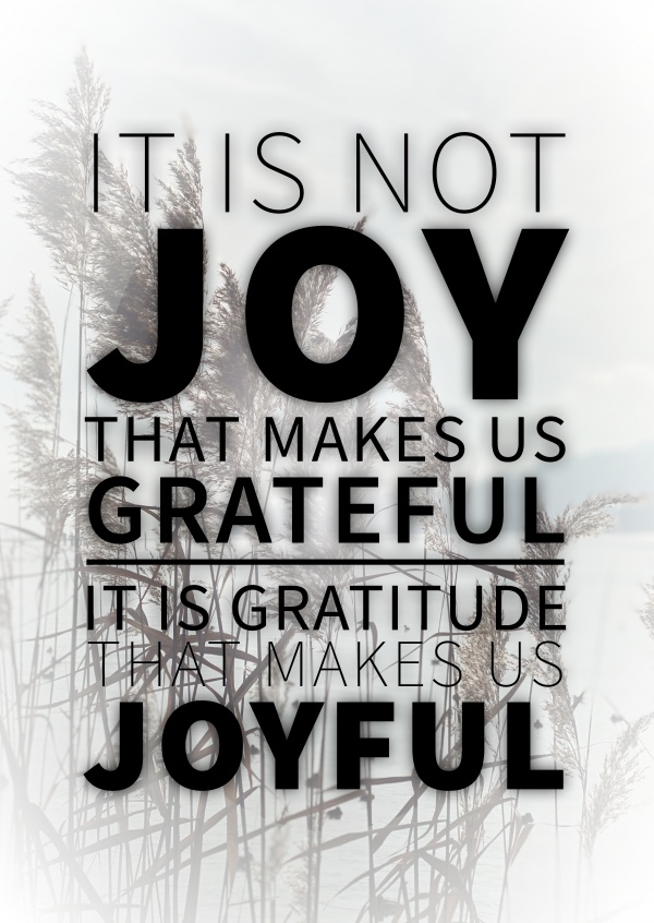 postal diciendo Que no la alegría que nos hace agradecidos, es la gratitud que nos hace alegres