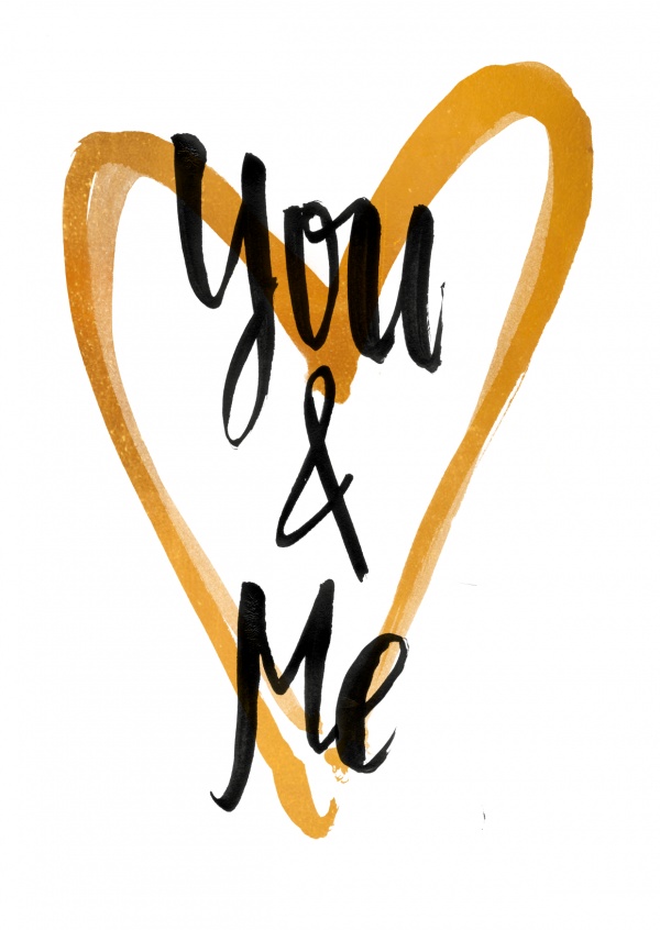 you and me in schwarzer kunstvoller Kalligrafieschrift mit goldenem Herz im Hintergrund auf weiß