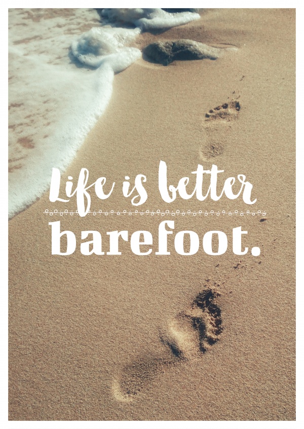 Postkarte Spruch Life is better barefoot