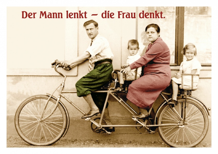 lustige retro vintage grusskarte mit foto mit familie auf tandem fahrrad mi...
