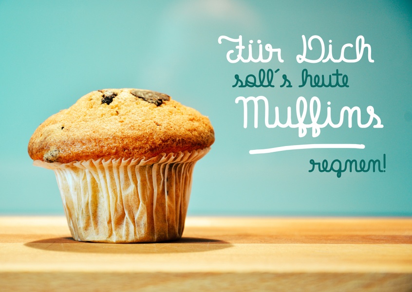 Muffin auf einem Holz-Tisch mit dem Spruch Für dich soll's heute Muffins regnen