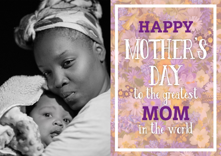 Greatest mom in the world mit weissem Rahmen und Blumen im Hintergrund–mypostcard