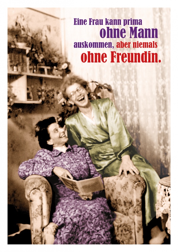 Karte vom Gutsch Verlag mit zwei Ã¤lteren freundinnen die zusammen auf einem sessel sitzenund lachen mit dem text: eine frau kann prima ohne mann auskommen, aber niemals ohne freundin.