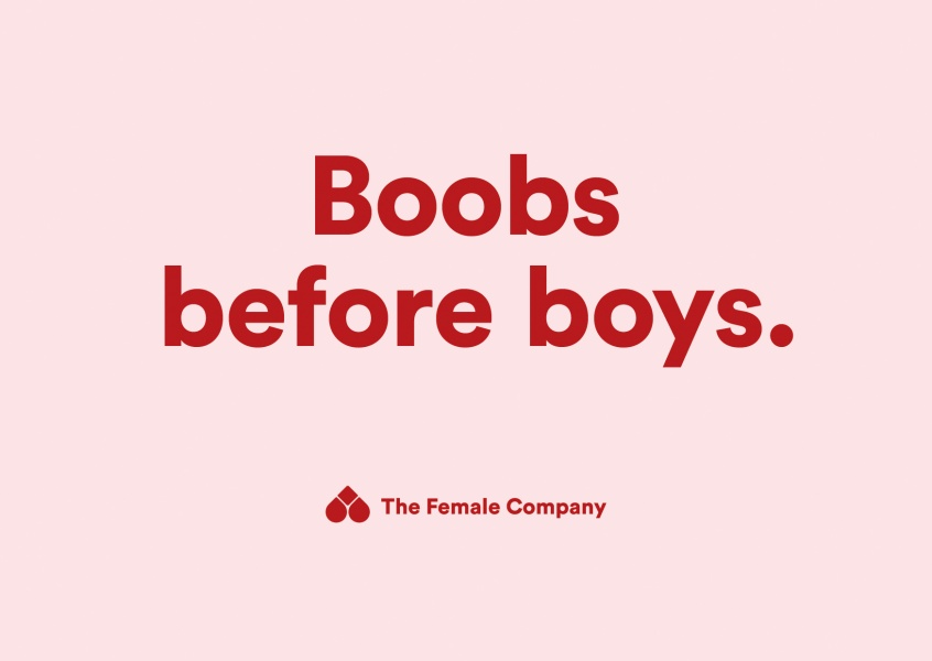 A COMPANHIA FEMININA postal boobs antes que os meninos,