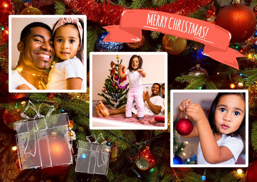 Personalisierbare Weihnachtskarte für drei Fotos mit leuchtendem Tannenbaum im Hintergrund und Geschenken