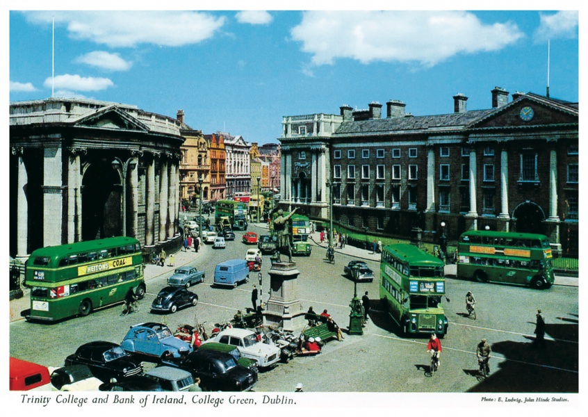 De John Hinde Archief foto Trinity College en de Bank of Ireland, Dublin