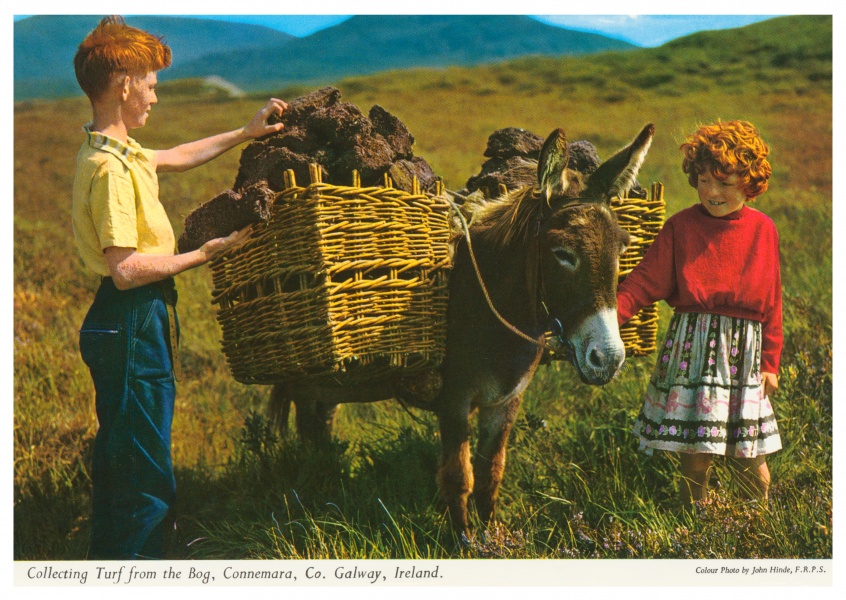 John Hinde Arkiv foto Insamling av torv från mossen, Connemara