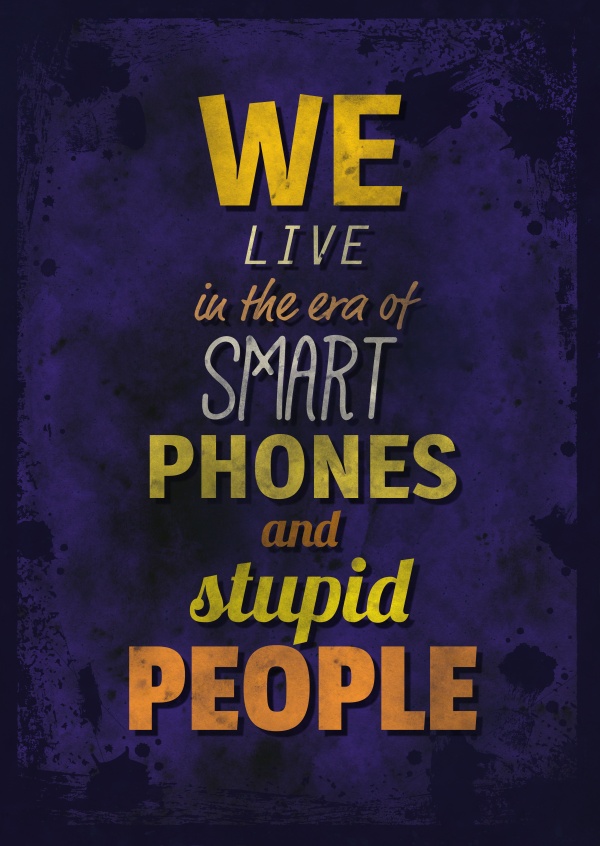 Vintage Spruch Postkarte: We live in the era of smart phones and stupid people