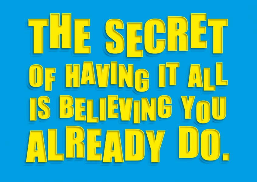 Spruch The secret of having it all is believing you already do in gelber Schrift auf blauem Hintergrund