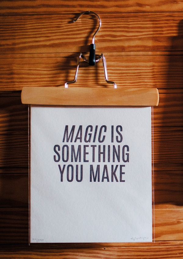 Kleiderhaken, der ein Schild mit der Aufschrift Magic is something you make hÃ¤lt
