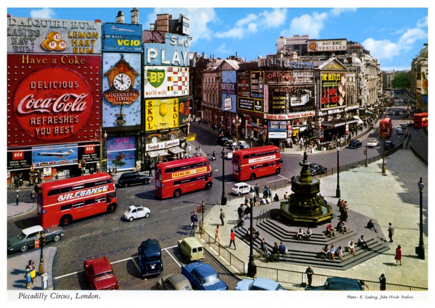 De John Hinde Archief foto Piccadilly Circus in Londen