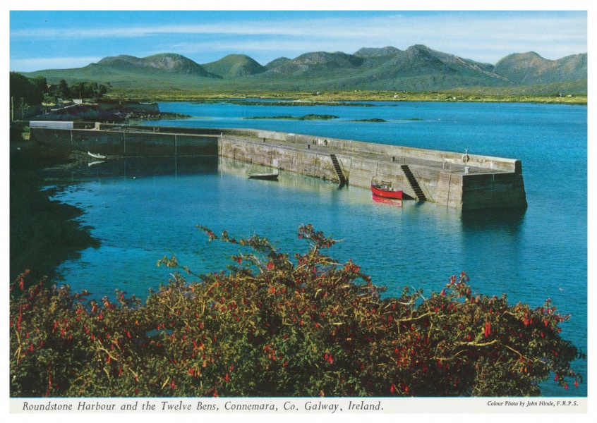 De John Hinde Archief foto Roundstone Haven & de twaalf benns, Connemara