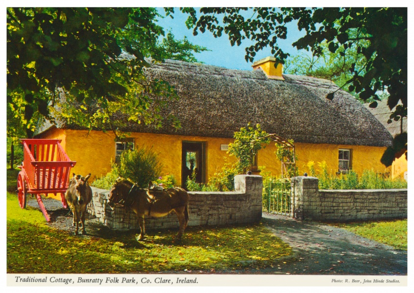 De John Hinde Archief foto Traditionele Cottage, het Bunratty Folk Park, Ierland
