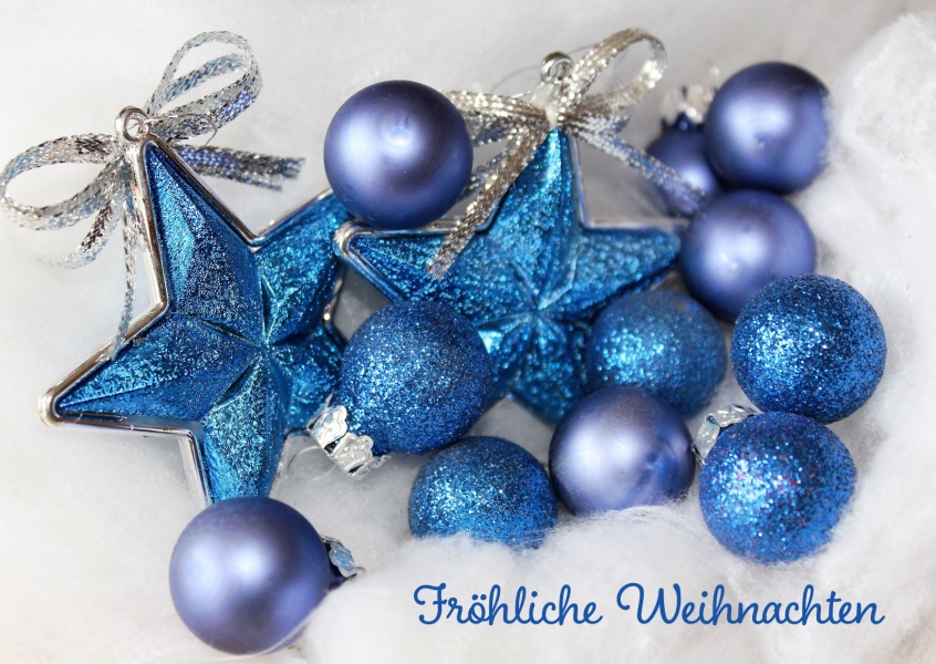 Weihnachtsdekoration in blau mit Schriftzug Fröhliche Weihnachten