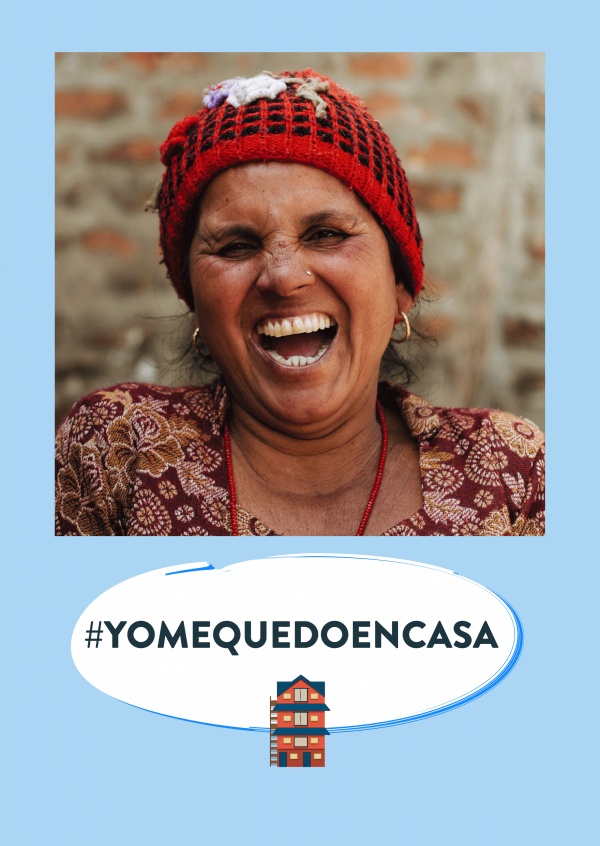 postcard saying #YOMEQUEDOENCASA